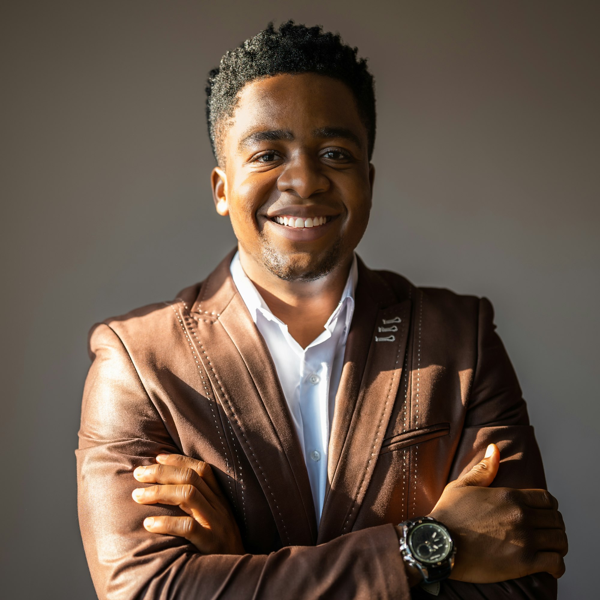 Retrato profesional de hombre sonriendo